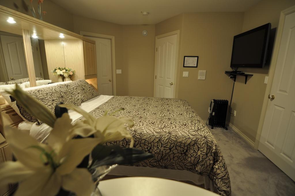 Cornerstone Bed And Breakfast Revelstoke Værelse billede